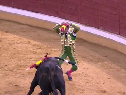 Antonio Ferrera, en un par de banderillas al quiebro en el cuarto toro de la tarde.