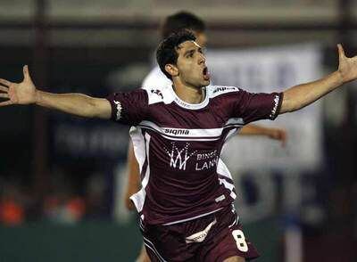 Diego Valeri festeja un gol del Lanús frente al Gimnasia La Plata durante el pasado Torneo Apertura.