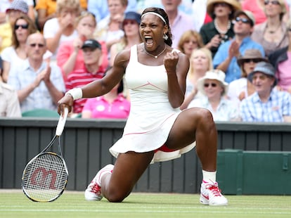 Serena Williams celebra un punto frente a la rusa Vera Zvonareva en Wimbledon el 3 de julio de 2010.