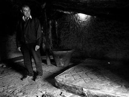 Fernando García, padre de Míriam, en la casucha de la partida de La Romana en 1996.