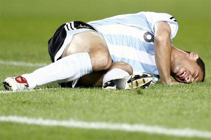 Maxi Rodríguez se duele en el suelo de la lesión en su rodilla.