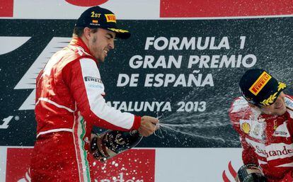 Alonso baña en champán a Massa en el podio.