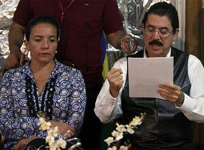Zelaya lee una carta a Obama el sábado en la Embajada de Brasil en Tegucigalpa. Junto a él, su esposa, Xiomara.