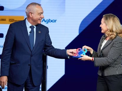 La vicepresidenta primera y ministra de Asuntos Económicos y Transformación Digital, Nadia Calviño (d), junto al delegado del Consorcio de la Zona Franca.