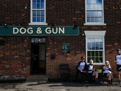 Un lugar de reunión: unos ciclistas descansan en un pub de Leeds, Inglaterra.