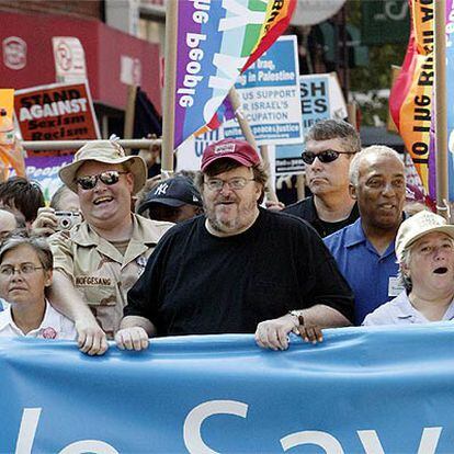 El director Michael Moore encabeza una manifestación contra Bush, el pasado 29 de agosto en Nueva York.