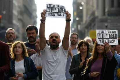 Grupos de personas protestan por el centro de Barcelona tras hacerse pública la sentencia, este lunes.