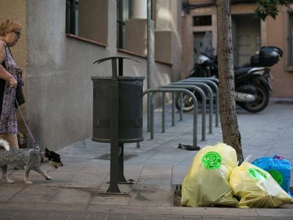 Borsas de residus amb adhesius amb el lema "ara no" a Sarrià.