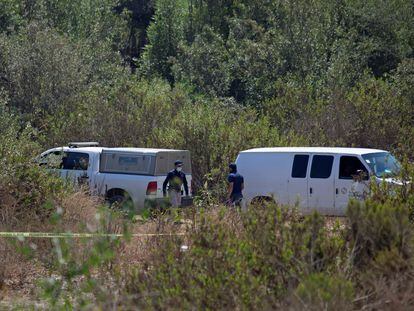 Técnicos forenses estudian la zona donde los cuerpos de dos niños estadounidenses secuestrados por su padre fueron hallados sin vida el pasado 9 de agosto en Rosarito, Baja California (México).
