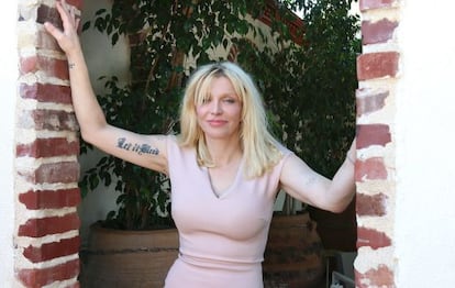 Courtney Love, el d&iacute;a que se celebr&oacute; su 50 cumplea&ntilde;os en Los &Aacute;ngeles.