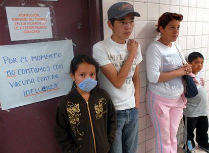 Pacientes esperan a ser atendidos en un centro de salud de Ciudad de México tras el brote de gripe