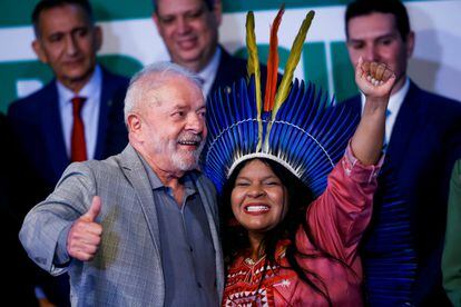 Lula da Silva abraza a Sonia Guajajara, futura encargada del ministerio de Pueblos Originarios.