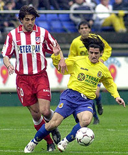 Víctor intenta llevarse el balón ante Paunovic.