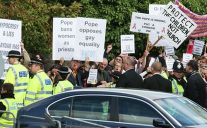 Un grupo de personas protesta esta mañana en Londres al paso del vehículo en el que viajaba el Papa.
