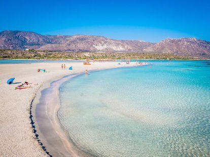 Esta playa es carne de Instagram por sus aguas claras y su arena de tonos rosados debido al coral. En realidad, Elafonisi es una pequeña isla situada cerca de la esquina suroeste de Creta, y dependiendo de la marea es posible caminar hasta ella. En la orilla de esta laguna, no en la isla, es donde se concentran la mayoría de los bañistas.