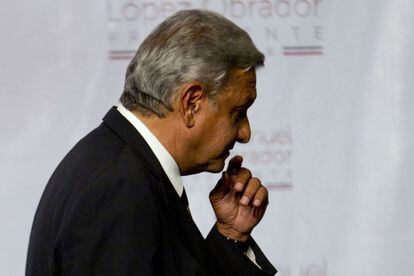 López Obrador abandona el estrado después de pedir esperar a unos resultados fiables.