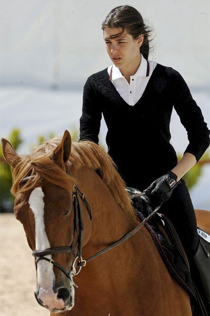 Carlota Casiraghi, hija de Carolina de Mónaco, cabalga durante un entrenamiento tras la inauguración oficial del Gran Premio de España del Global Champions Tour.