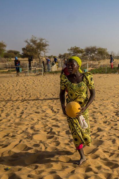 No sabe quiénes son los hombres de Boko Haram, pero sí sabe lo que no son: buenos. "Matan a gente, les cortan el cuello y por su culpa otros se ahogan en el intento de huir", explica Saratu Yuhana. Y eso fue exactamente lo que pasó en su pueblo natal, Baga. Uno de sus hermanos, de 20 años, incrementó el número de las víctimas mortales de ese día. Como la enorme mayoría de la población del campo de refugiados de Dar es-Salam, Saratu nació en Nigeria, pero hace un año tuvo que escapar ante el ataque del grupo que se autodenomina como Estado Islámico en África occidental. Esta chica de 15 años chapurrea algo de francés aprendido en la escuela del campo, pero no se atreve a mantener una conversación en este idioma. "La vida en el campo es un poco difícil, sobre todo lo fue al principio. Nos falta comida, zapatos y jabón". Sin embargo, volver a Nigeria por el momento no es una opción. De lunes a jueves, pasa las tardes en el espacio de Amis des Enfants, donde aprende a coser y juega al fútbol.