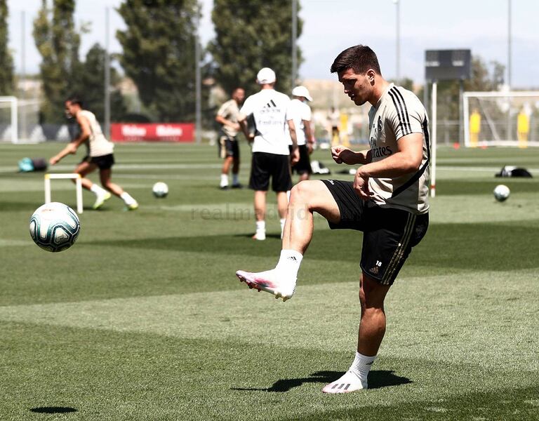 Luka Jovic, en el entranamiento de este martes con el Madrid tras una semana aislado en casa.