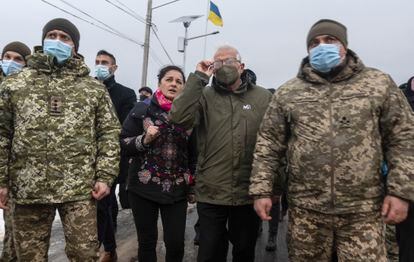 In the center, the High Representative for Foreign Policy, Josep Borell, together with two Ukrainian military personnel and a translator, visiting the front line of the conflict between Ukraine and Russia.