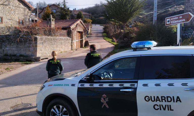 La guardia civil frente a la casa de la víctima, este sábado, en la pequeña Villanueva de Henares (Palencia).