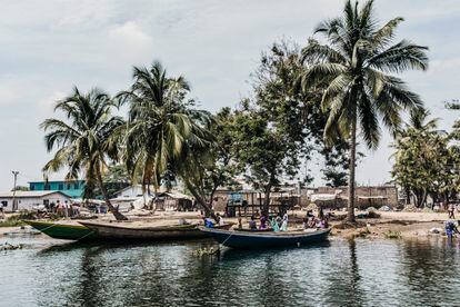 Maranatha Beach, una de las playas de Ada Foah, en la costa sureste de Ghana, donde el río Volta se encuentra con el Océano Atlántico. Esta zona, situada en las inmediaciones del Volta, un largo artificial de más de 8.500 Km², la pesca sigue siendo el principal motor económico, un negocio que implica a miles de familias.