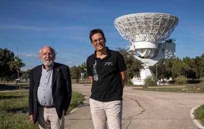 Michel Mayor, a la izquierda, y Didier Queloz, ganadores del Nobel de Física 2019 por el descubrimiento del primer exoplaneta, en el Centro Europeo de Astronomía Espacial (ESAC), en Villafranca del Castillo, Madrid.