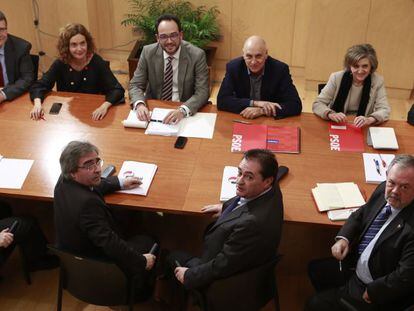 Los grupos de negociaci&oacute;n del PSOE y PNV, en su reuni&oacute;n de hoy.