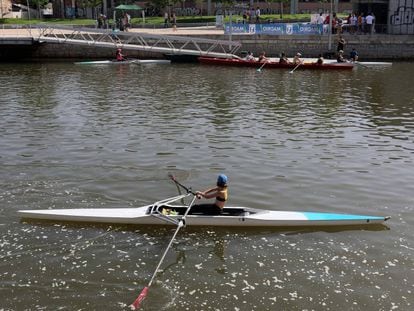 Aficionados al remo practican su deporte en el río Manzanares en el último día antes de abrir la presa nº 9. 