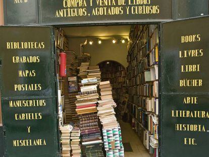 Fachada de la famosa librería Trueque, en Sevilla.