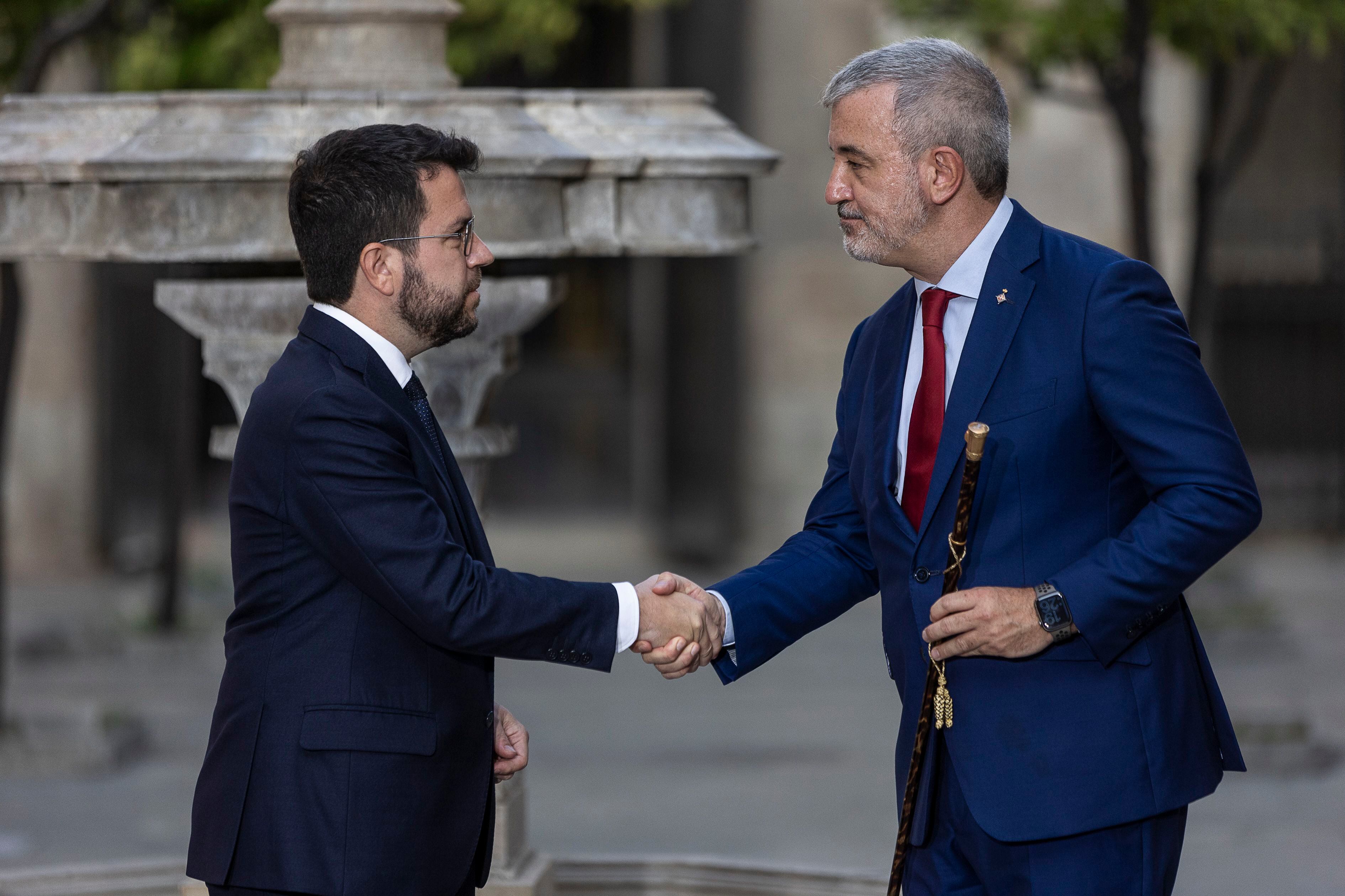 El presidente de la Generalitat, Pere Aragones, saluda al alcalde Jaume Collboni, el día de su investidura. El socialista reclama al Govern los compromisos adquiridos con Barcelona.