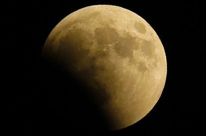 Vista del eclipse lunar en Gaza.
