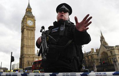 Un agente de policía británico permanece en guardia tras un tiroteo ante el Parlamento en Londres.