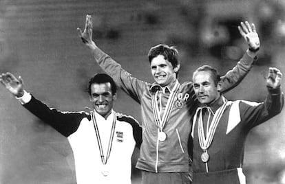 El atleta español Jordi Llopart, subcampeón olímpico en Moscú 1980 (a la izquierda en la foto, en el podio junto al campeón alemán Hartwig Gauder, medalla de oro, y el ruso Yvchenko, bronce), ha muerto este miércoles en Badalona (Barcelona) a los 68 años tras quedar en un estado de coma irreversible después de sufrir una parada cardiorrespiratoria. Fue el primer español en conseguir una medalla olímpica en atletismo gracias a su plata en los 50 kilómetros marcha, que se produjo dos años después de haberse proclamado campeón de Europa de la distancia en Praga. Además participó en otros dos Juegos más: Los Ángeles 1984 y Seúl 1988.