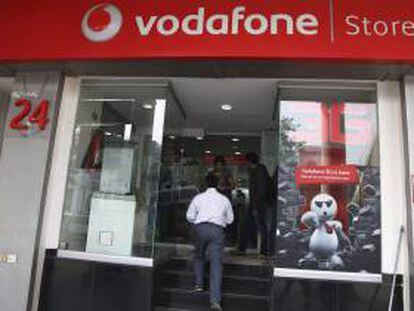 Vista de una tienda de la compañía de telefonía Vodafone. EFE/Archivo