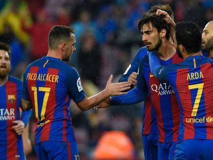 Los jugadores del Bar&ccedil;a celebran un gol de Andr&eacute; Gomes. 