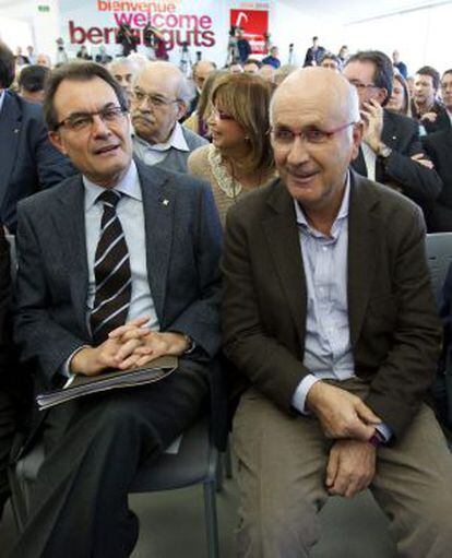 El presidente de la Generalitat y candidato, Artur Mas (i), junto a Josep Antoni Duran Lleida durante un acto en el Moll de Llevant de Barcelona, donde Mas ha presentado hoy su programa electoral.