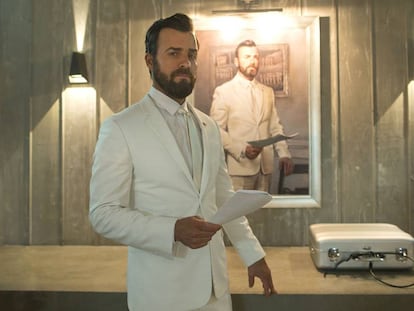 Justin Theroux, protagonista de la serie, esta vez con su impoluto traje blanco