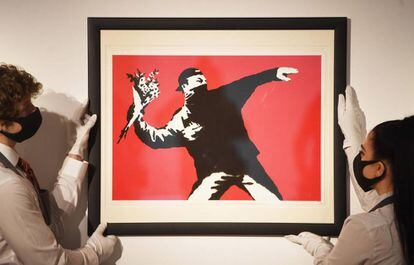 Obra 'Love is in the air' de Banksy, la primera que se pagó con criptomonedas en la casa de subastas.