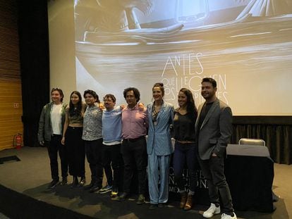 El elenco y equipo técnico de la película 'Antes que lleguen los zopilotes' en la Cineteca Nacional de Ciudad de México, el 24 de enero.