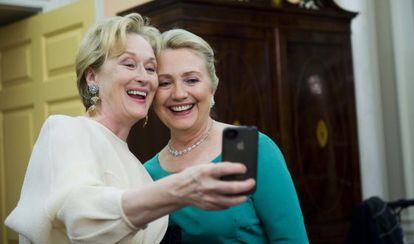 Meryl Streep se fotograf&iacute;a con Hillay Clinton.