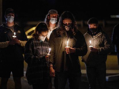 Decenas de personas se reunieron en una vigilia a la luz de las velas en la iglesia Cornerstone Boulder para orar por las víctimas, el día de ayer