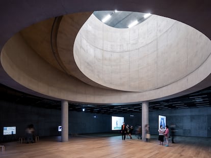 Escalera interior en curva del edificio de la Fundación Cultural Songeun en Cheongdam Dong (Seúl).