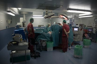 Surgical intervention at the Hospital Universitario La Paz, in Madrid.