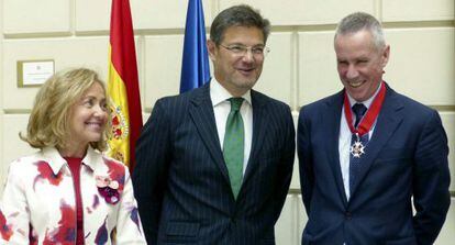 Consuelo Madrigal y Rafael Catal&aacute; junto al fiscal franc&eacute;s Fran&ccedil;ois Molins el 10 de junio.