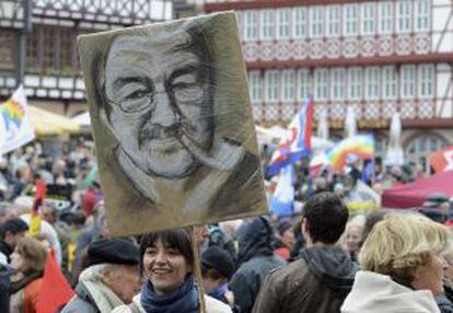 Una joven con un retrato de Günter Grass en la última marcha de las tradicionales celebradas en Semana Santa en Fráncfort (Alemania).