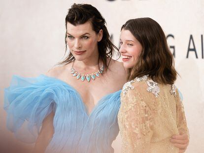 Milla Jovovich y su hija, Ever Anderson, en la gala amfAR de Cannes celebrada en el Hotel du Cap-Eden-Roc, el 26 de mayo de 2022.