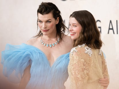 Milla Jovovich y su hija, Ever Anderson, en la gala amfAR de Cannes celebrada en el Hotel du Cap-Eden-Roc, el 26 de mayo de 2022.