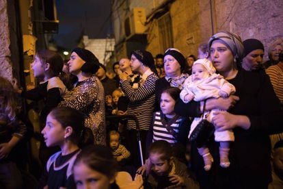 Jud&iacute;as ultraortodoxas con su hijos en Jerusal&eacute;n, en octubre de 2014.