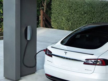 Tesla lanza un nuevo cargador de pared con Wifi y notificaciones en el móvil